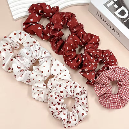 Présentation de chouchous cheveux rouges et blancs, avec plusieurs motifs comme des pois, coeurs, des rubans, des noeuds et des lignes pour un style élégant et kawaii.