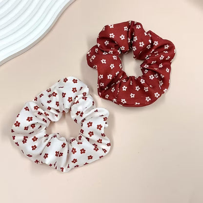 Chouchous cheveux à motif petites fleurs rouges et blanches, avec un modèle blanc à fleurs rouges et un modèle bordeaux à fleurs blanches, au style élégant et kawaii.