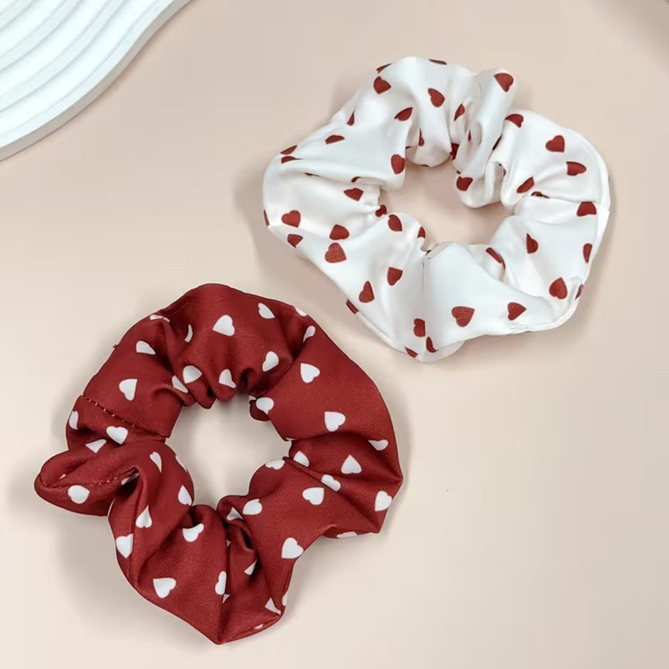 Chouchous cheveux au motif de coeurs rouges et blancs, avec un modèle blanc à coeurs rouges et un modèle bordeaux à coeurs blancs, au style élégant et kawaii.