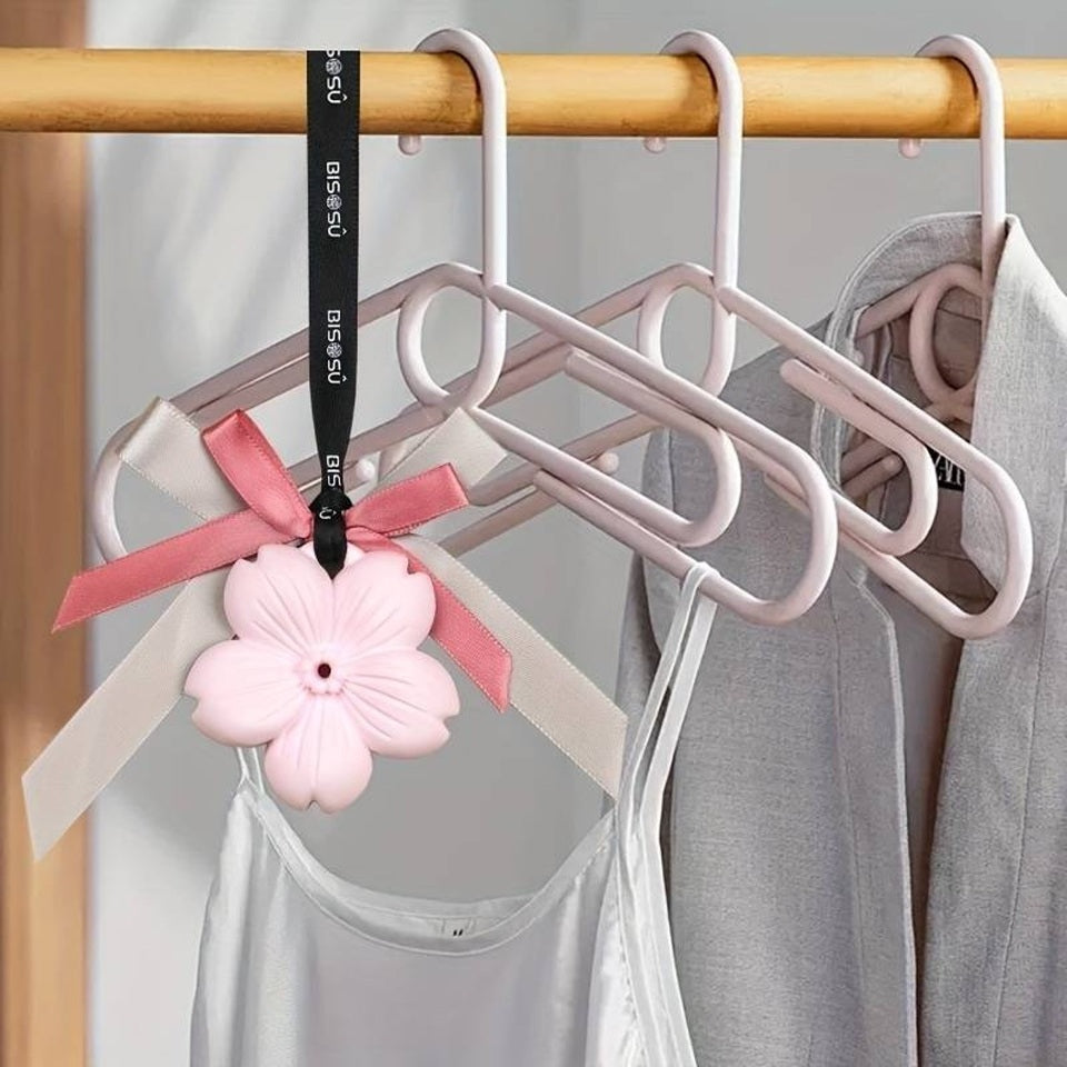 un plâtre décoratif en forme de fleur de sakura rose. Il diffuse une délicate odeur de fleur qui embellit votre pièce ou votre voiture.