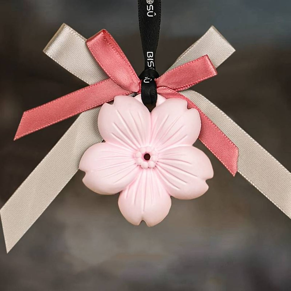 un plâtre décoratif en forme de fleur de sakura rose. Il diffuse une délicate odeur de fleur qui embellit votre pièce ou votre voiture.