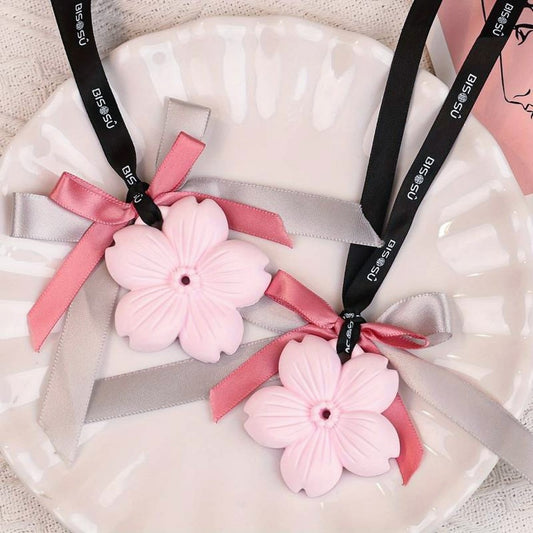 un plâtre décoratif en forme de fleur de sakura rose. Il diffuse une délicate odeur de fleur qui embellit votre pièce ou votre voiture.
