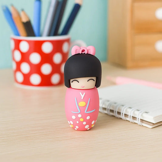 une clé usb de 16g en forme d'une kokeshi mignonne habillée en kimono rose.