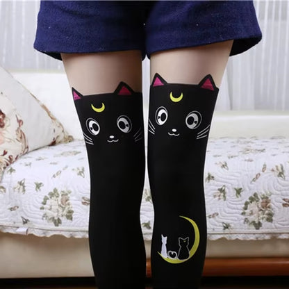 une paire de collants noirs sur lesquels est imprimé le visage expressif et mignon du chat noir Luna dans Sailormoon. On retrouve ses petites oreilles ainsi qu'un croissant de lune au niveau de la jambe sur lequel est posé le chat noir lune et le chat blanc artemis.