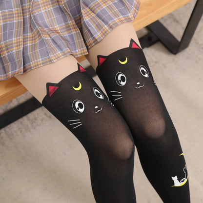 une paire de collants noirs sur lesquels est imprimé le visage expressif et mignon du chat noir Luna dans Sailormoon. On retrouve ses petites oreilles ainsi qu'un croissant de lune au niveau de la jambe sur lequel est posé le chat noir lune et le chat blanc artemis.