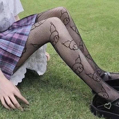 une paire de collants résille noir au motif de kuromi