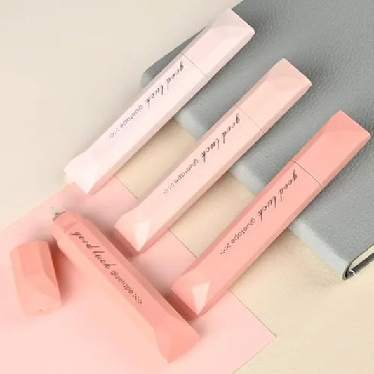 quatre tube de colle sous forme de ruban, dans un packaging rose et mignon. Pratique et facile d'utilisation !