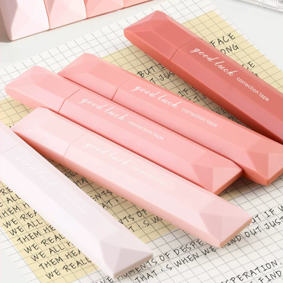 de la colle sous forme de ruban facile à appliquer et à utiliser. Ils sont posés sur une feuille