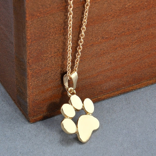 un collier argentée en forme d'une adorable patte de chat ou de chien