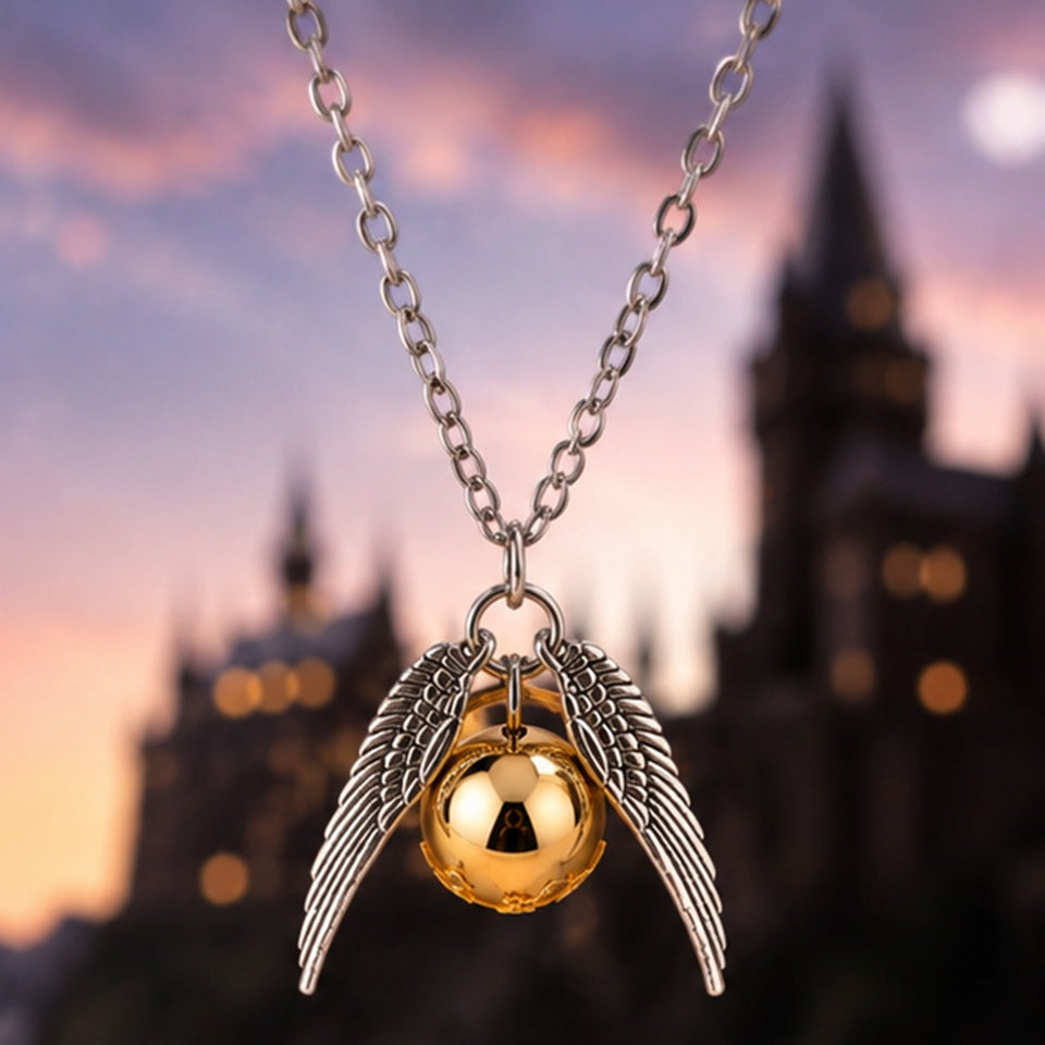 Collier vif d’or inspiré d’un univers magique avec ailes argentées et pendentif doré brillant ✨ Bijou fantaisie élégant et féerique suspendu à une chaîne argentée, parfait pour les fans d’univers fantastiques et de magie. Ambiance mystérieuse et enchantée avec fond lumineux au coucher du soleil.