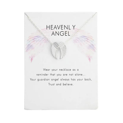 un collier argenté dont le pendentif représente une paire d'ailes d'anges délicatement sculptées.