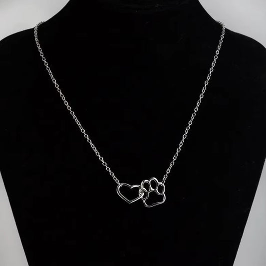 un collier argenté représentant un coeur dans une patte d'animal