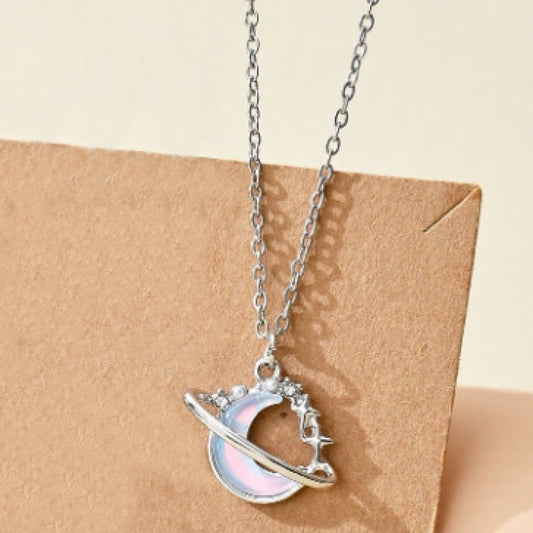 une collier argenté en forme d'une lune majestueuse aux reflets bleutés, un anneau scintillant l'entoure.