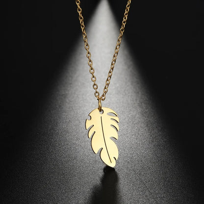 un collier doré dont le pendentif représente une petite plume. Symbole de liberté et de légèreté