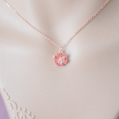un collier dont le pendentif représente une jolie fleur de sakura rose que l'on peut faire tourner. Son effet rotatif permet de s'apaiser et a un effet anti stress