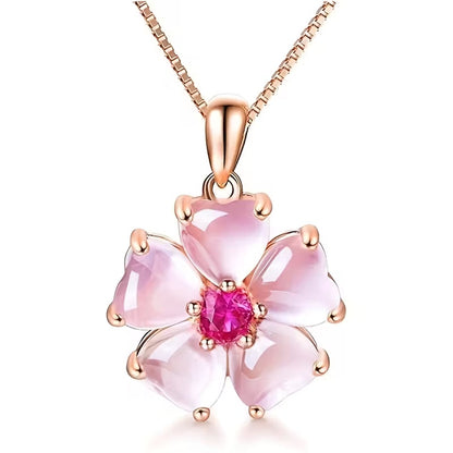 un superbe collier rose gold dont le pendentif est une jolie fleur de sakura aux pétales roses et dont le coeur est un strass rose brillant. Le bijou est élégant et romantique et rappelle la saison des sakura en fleurs au Japon.
