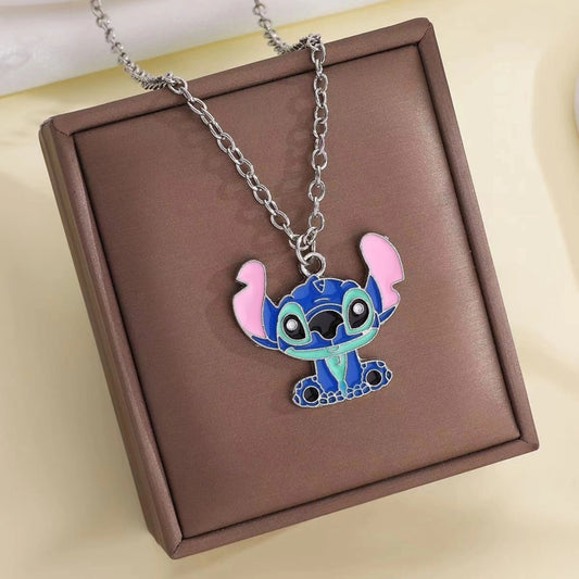 Un adorable collier Stitch avec sa chaine argentée présenté sur un joli coffret marron. Design adorable et look mignon pour un style unique.