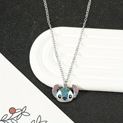 un collier stitch tout en strass coloré. Fidèle au personnage, il ajoute une touche brillante, fun et tendre à votre look.
