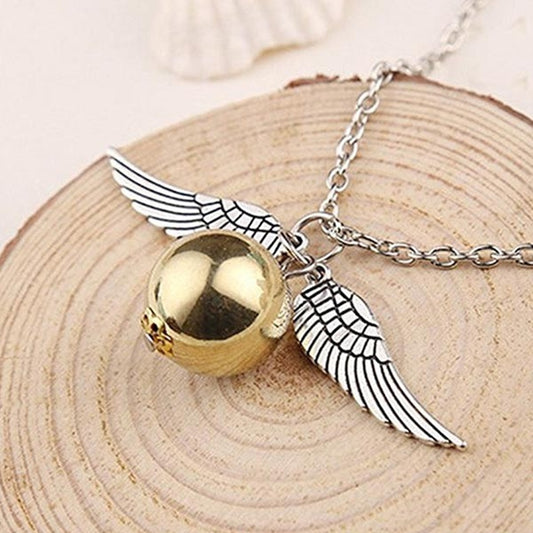 un collier en forme du vif d'or tiré de la saga Harry Potter. 