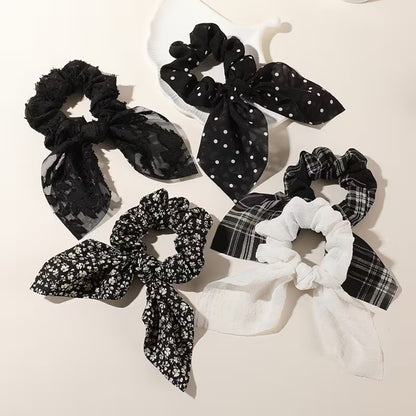 Présentation de plusieurs chouchous blancs et noirs avec différents motifs variés : lignes, fleurs, pois, brodés ou gaufrés. Ils sont adorables et ajoutent une touche d'élégance à n'importe quelle coiffure.