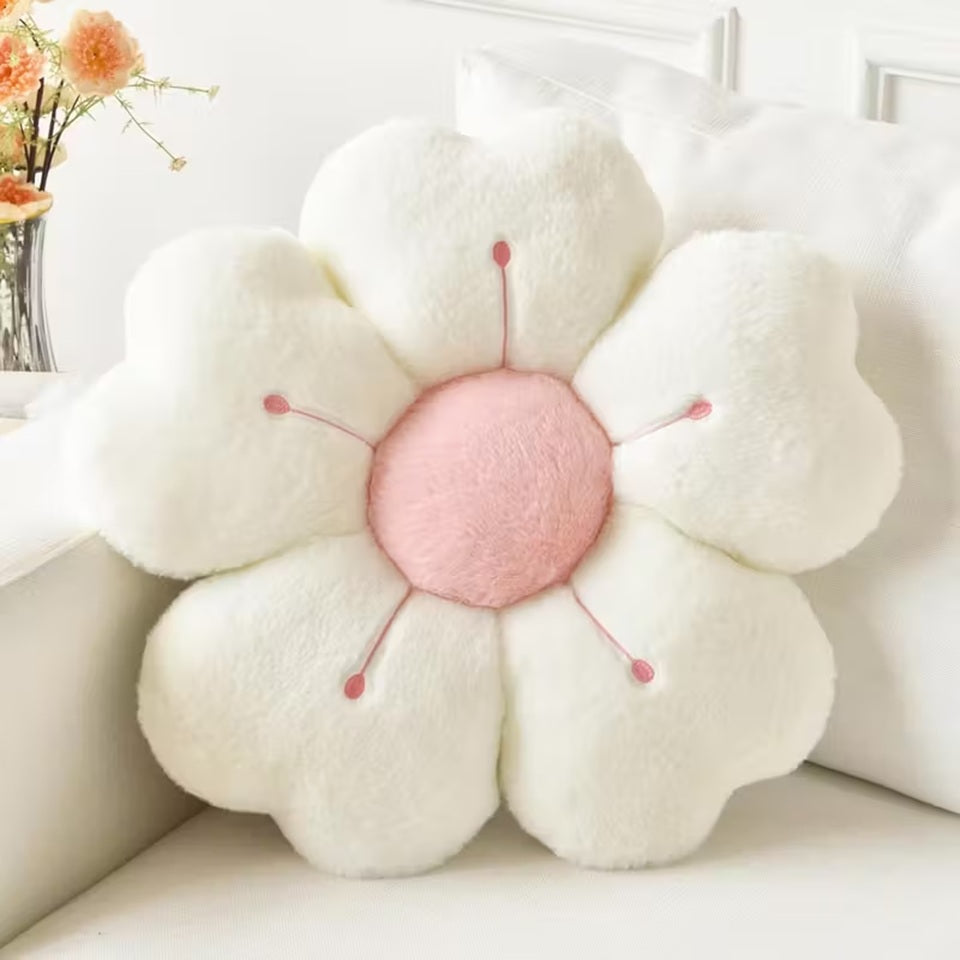 un coussin tout doux en forme de fleur de sakura blanche avec des détails roses brodés. Mignon et peluché, il rappelle les sakura en fleur du Japon pour une touche esthétique adorable et florale.