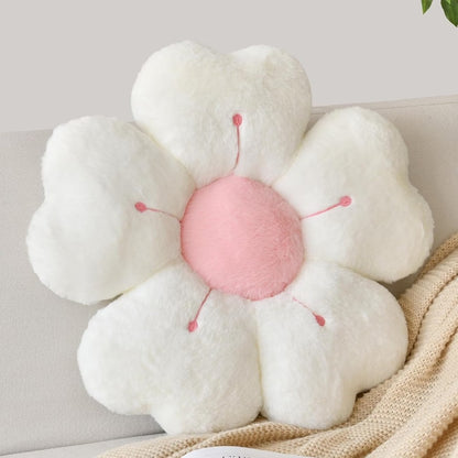 un coussin tout doux en forme de fleur de sakura blanche avec des détails roses brodés. Mignon et peluché, il rappelle les sakura en fleur du Japon pour une touche esthétique adorable et florale.