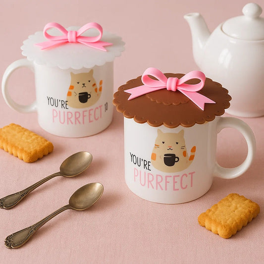 des couvre tasses comme des petits biscuits surmontés d'un adorable noeud rose. Idéal pour maintenir sa boisson au chaud ou la protéger des insectes. En silicone, ils sont résistants et durables.