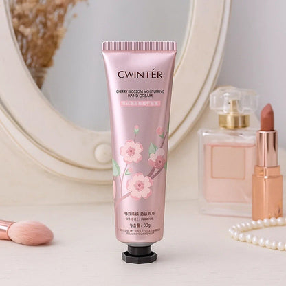 une crème pour les mains au sakura. Texte onctueuse, douce et non grasse, elle nourrit et hydrate en profondeur pour soulager la sécheresse de la peau des mains.