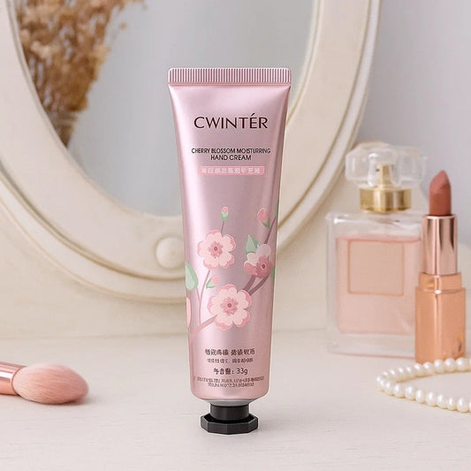 une crème pour les mains au sakura. Texte onctueuse, douce et non grasse, elle nourrit et hydrate en profondeur pour soulager la sécheresse de la peau des mains.