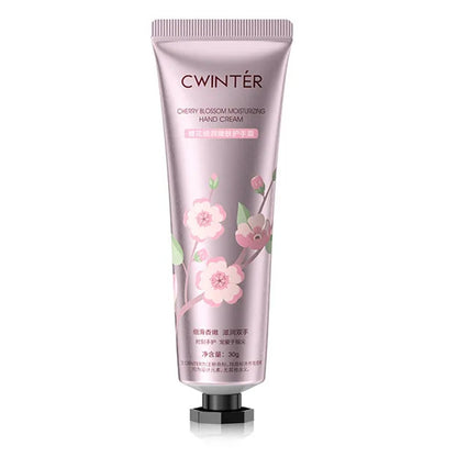 une crème pour les mains au sakura. Texte onctueuse, douce et non grasse, elle nourrit et hydrate en profondeur pour soulager la sécheresse de la peau des mains.