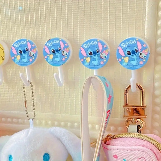 un lot de 3 crochets muraux au design Stitch hyper mignon. A coller au mur avec un adhésif puissant pour un rangement parfait pour y accrocher sac, clés et tout autre petit objet