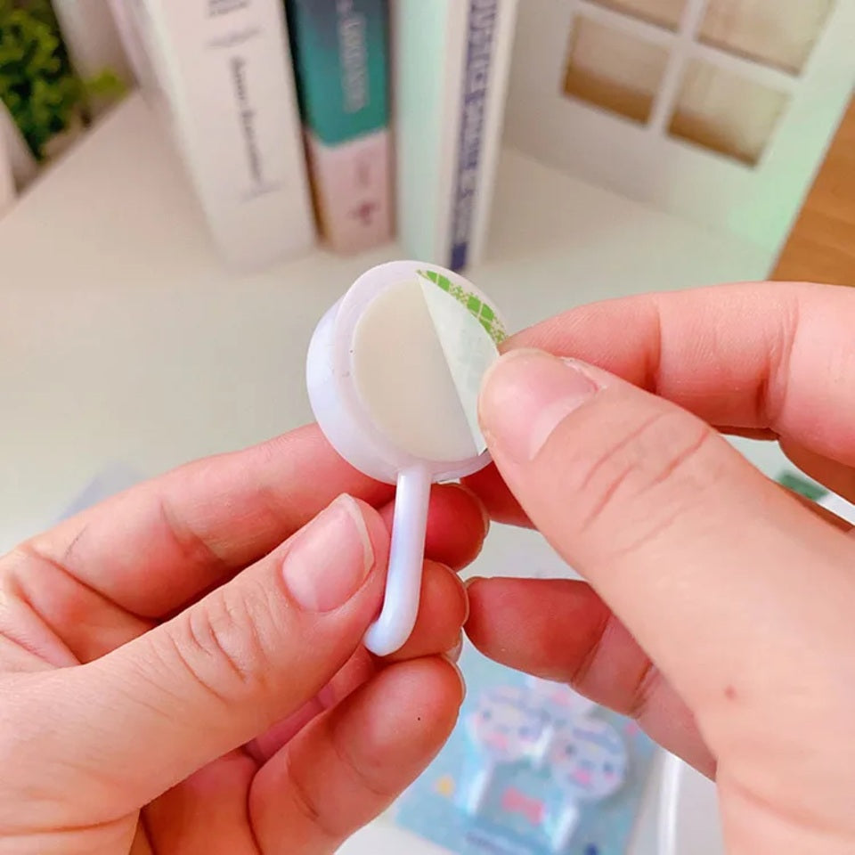 un lot de 3 crochets muraux au design Stitch hyper mignon. A coller au mur avec un adhésif puissant pour un rangement parfait pour y accrocher sac, clés et tout autre petit objet