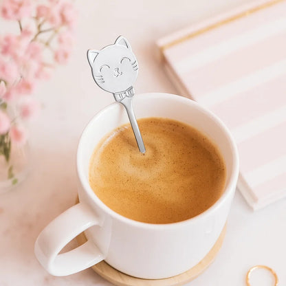 une adorable cuillère en acier inoxydable en forme de patte de chat. Au bout du manche se trouve une tête de chat toute mignonne.