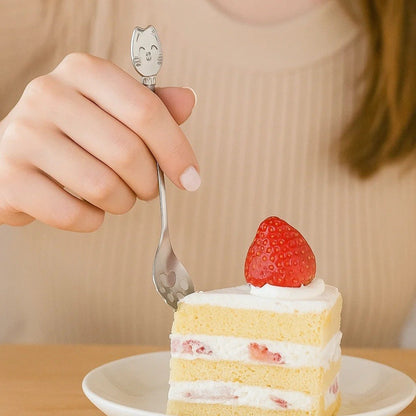 une adorable cuillère en acier inoxydable en forme de patte de chat. Au bout du manche se trouve une tête de chat toute mignonne.