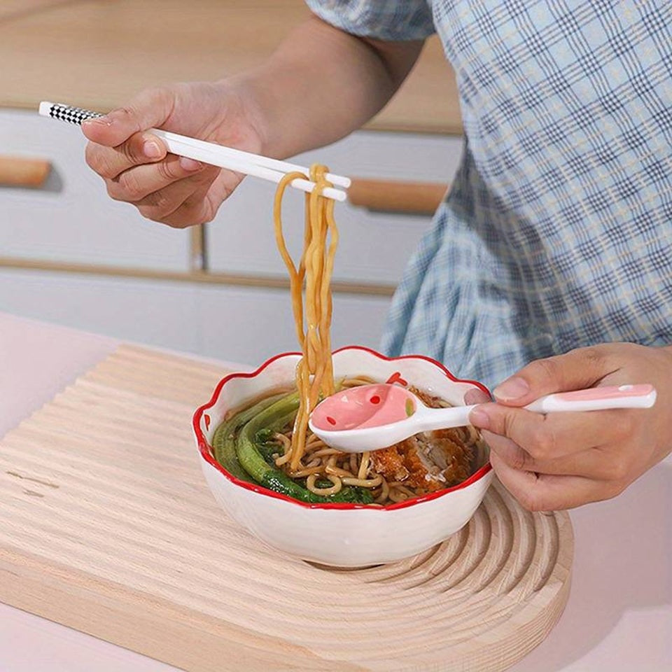 une cuillère en céramique au design de fraise rose hyper gourmande et rigolote.   Légèrement creusée pour les soupes, desserts, crèmes etc...