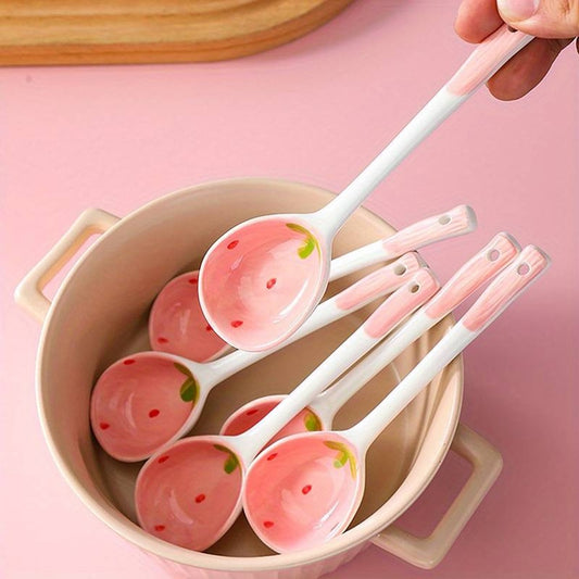 une cuillère en céramique au design de fraise rose hyper gourmande et rigolote.   Légèrement creusée pour les soupes, desserts, crèmes etc...