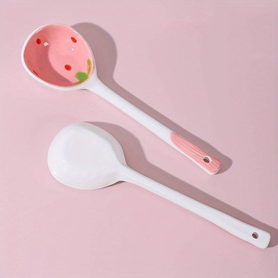 une cuillère en céramique au design de fraise rose hyper gourmande et rigolote.   Légèrement creusée pour les soupes, desserts, crèmes etc...
