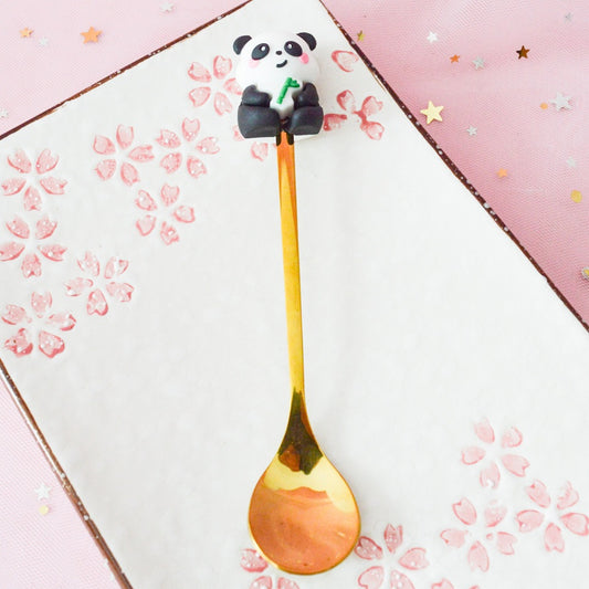 une cuillère dorée panda avec un embout en forme de panda trop mignon