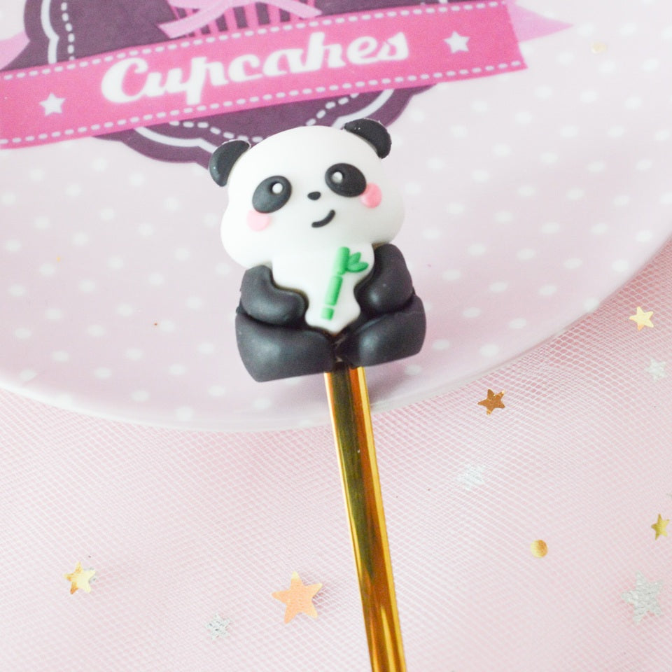 une cuillère dorée panda avec un embout en forme de panda trop mignon