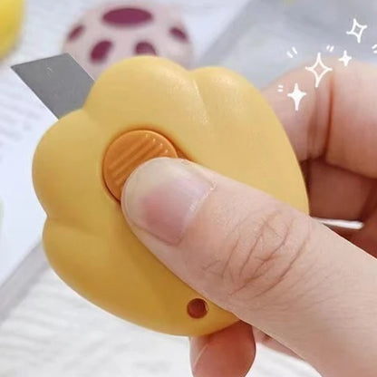 des cutters en forme de patte de chat colorés. Les coussinets sont représentés et ajoutent une touche de réalisme et de mignonnerie à cet accessoire de découpe