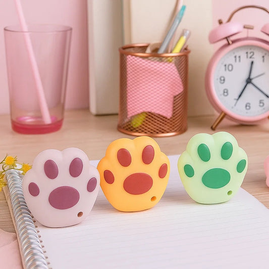 des cutters en forme de patte de chat colorés. Les coussinets sont représentés et ajoutent une touche de réalisme et de mignonnerie à cet accessoire de découpe