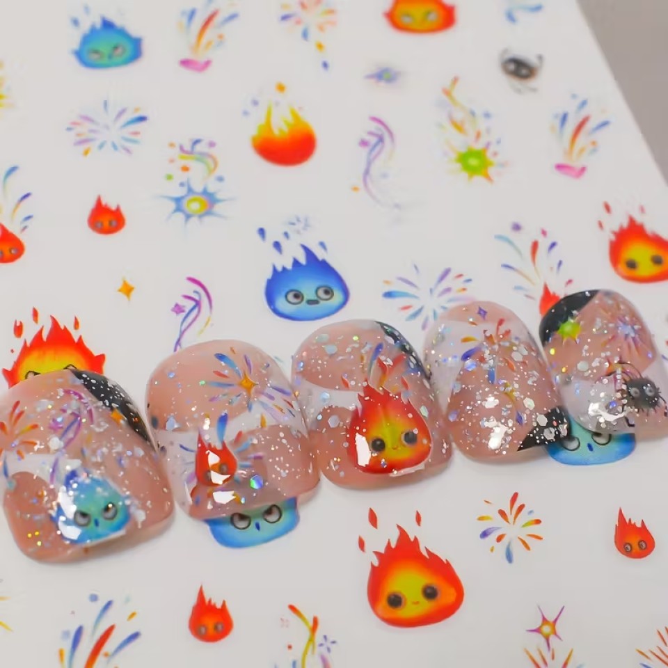 des stickers pour un nail art explosif, coloré et mignon. Avec un design Calcifer, ils ajoutent une touche de magie. Pratiques et faciles à utiliser, ils rappellent le film du Studio Ghibli.