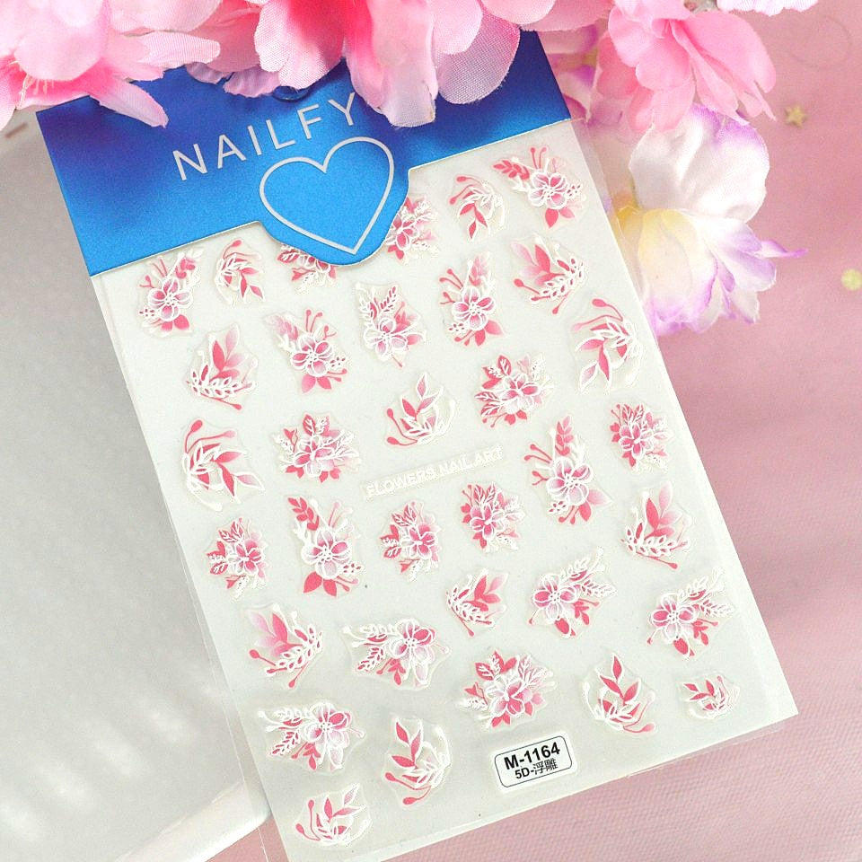 des stickers pour créer un nail art coloré et fleuri. En forme de fleurs et de feuilles roses et blanches, ils sont faciles à utiliser et ajoutent tout de suite une touche florale et romantique à vos ongles.