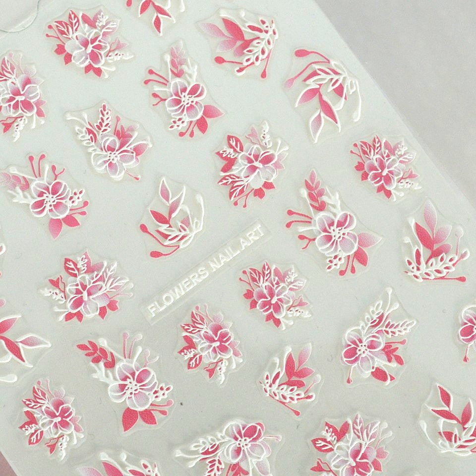 des stickers pour créer un nail art coloré et fleuri. En forme de fleurs et de feuilles roses et blanches, ils sont faciles à utiliser et ajoutent tout de suite une touche florale et romantique à vos ongles.