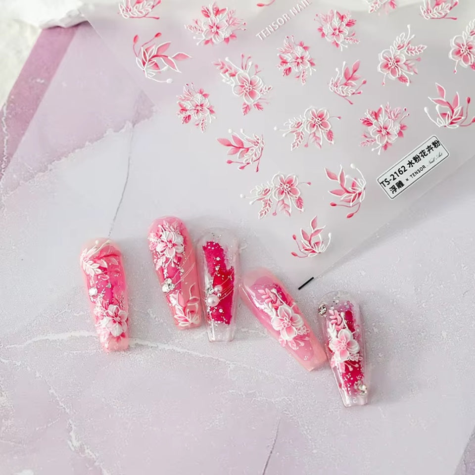des stickers pour créer un nail art coloré et fleuri. En forme de fleurs et de feuilles roses et blanches, ils sont faciles à utiliser et ajoutent tout de suite une touche florale et romantique à vos ongles.