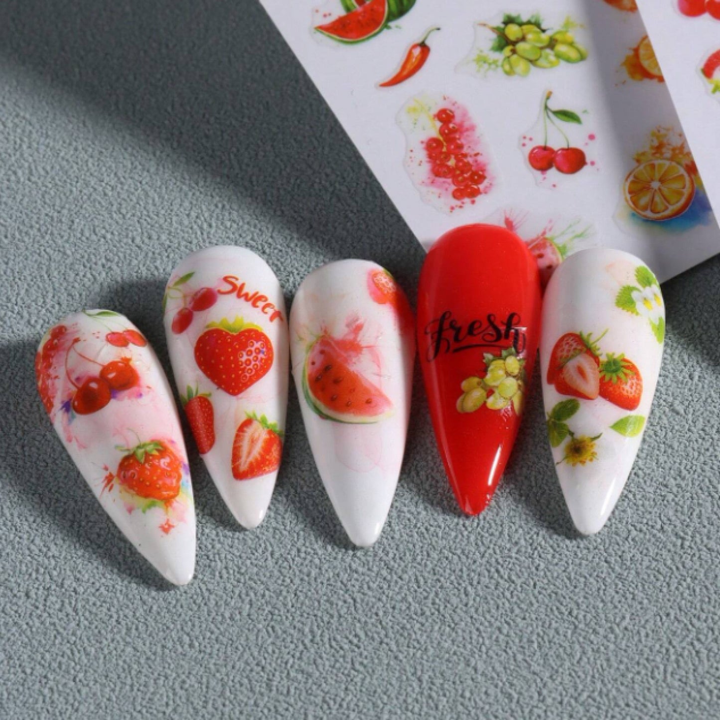 Déco nail art fraises