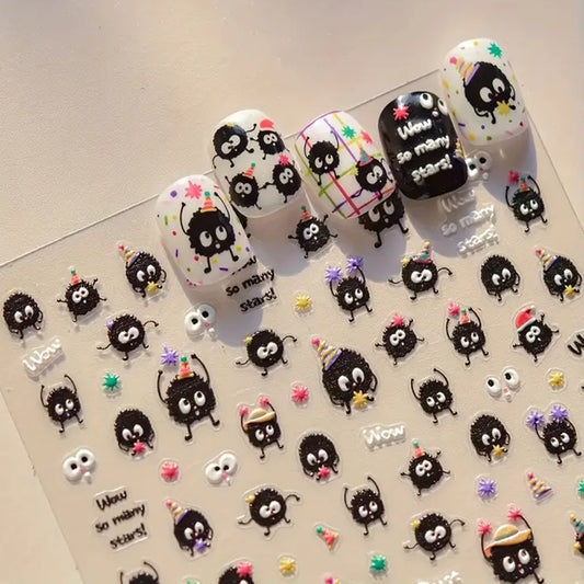 des stickers nail art inspirés des noiraudes dans Mon voisin Totoro et Le voyage de Chihiro. Toutes mignonnes avec leurs expressions amusantes et leurs poses rigolotes, vous les retrouvez avec leur sucrerie préférées en forme d'étoiles colorés.