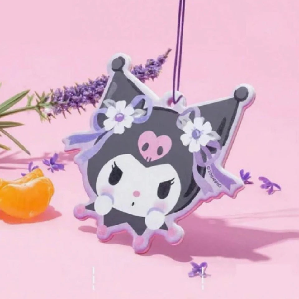 un désodorisant en forme de kuromi, la rebelle kawaii, qui sent la lavande. A  suspendre dans une pièce ou dans la voiture