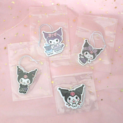 un désodorisant en forme de kuromi, la rebelle kawaii, qui sent la lavande. A  suspendre dans une pièce ou dans la voiture