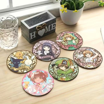 des dessous de verre en bois de superbes illustrations de Sakura Kinomoto et de ses amis de Card Captor Sakura.  Idéal pour les apéros entre amis, pour ne pas tâcher la table.